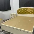 سرير وطاولتين وتسريحه