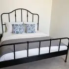 سرير مع مرتبة شبه جديدة للبيع