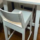 طاولة وكرسيين