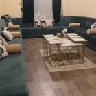 كنب وستائر  طاولة مع طاولات خدمة للبيع