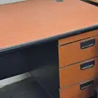 طاولة كمبيوتر كبيرة معها شاشة كمبيوتر هدية