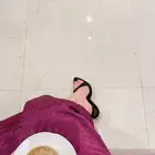 كعب أسود وذهبي متوسط الطول نظيف