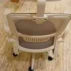 كرسي مكتبي ابيض ورصاص نظيف جدا للبيع