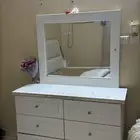 غرفة نوم التسريحه فيها كسر