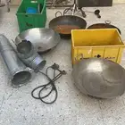 فرن اسماك مع مجلا استيل خلاط وبعض الاشياء في الصوره