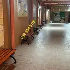 كرسي حديقة خشبي بدون ظهر ومناسب ليكون طاولة