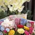 باقة ورد من الصوف عمل يدوي مكونه من 24 وردة مختلفه