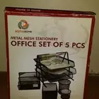 لوح حائط و رف ابيض ومجسم و طقم ترتيب مكتب شبكي