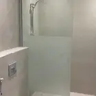 دربزين زجاج سكريت وجميع اعمال الزجاج والألمنيوم
