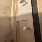 مغسلة رخام مع شبابيك زجاج ازرق شفاف