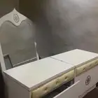 غرفه نوم شامل سرير طاولتين مرايا دولاب للشراء تواصل معي