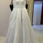 فستان زواج جديد لبسه وحده مع الطرحه والمسكه