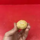 حجر دائري بداخله بلورات