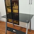 طاولة مكتب بتصميم عصري