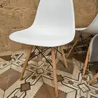 كرسي مودرن فايبر بأرجل خشبية أبيض