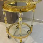طاولة ذهبية وقزاز متحركة