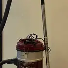 مكنسة كهربائية وطاوله وسرير رحلات