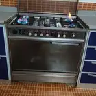 مطبخ مع فرن غاز