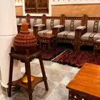 كراسي خشب و حديد مع طاولة