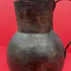 جك نحاس قديم عليه اسم صاحبه