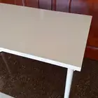 طاولة بيضاء