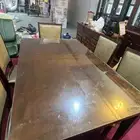 طاولة خشب مع خمس كراسي