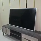 طاوله وشاشه وسرير أطفال للبيع