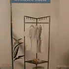 رف ملابس يتميز بتصميم عملي لتنظيم الملابس وحقائب وأحذية