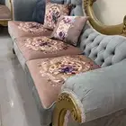 كنب مجلس مع الطاولات والستائر