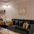 طقم كنب مع طاولات وستارة