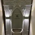 شلال موية مع اضاءة يضيف اجواء جميلة للمكان