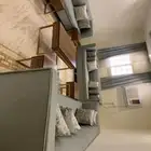 اثاث استخداامه قلييل وجديد مع الطاولات والمدخل