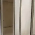 ثنين باب خشب جديد وشباك مستطيل المنيوم