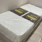 سرير نفر مع اسفنجة جديدة .