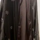 عبايه بنيه انيقه مزخرفه بورود