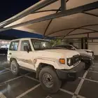 للبيع جيب ربع قير عادي ابيض بنزين 2025 سعودي