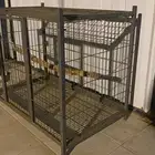 قفص ببغاء وقطط وكلاب