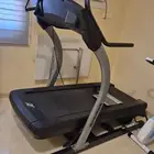 جهاز سير كهربائي رياضي كبير الحجم