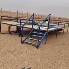 خيام للبيع مع دكة حديد كبيرة بحالة ممتازة