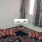 كنب ارضي كان مفصل على جلسه فيها مشب