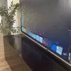 طاوله تلفزيون من ثلاث ادراج بلون الاسود حاله اقل جيده