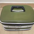 شنطة مكياج لون مميز اخضر