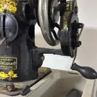 للبيع مكائن خياطة قديمة