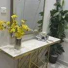 مدخل ذهبي مع معلاق عبايات