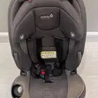 مقعد سيارة للأطفال