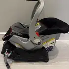 مقعد سيارة للأطفال