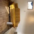 كنب ومغسلة ومدخل