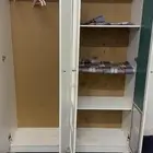 غرفة نوم سريرين ودولاب