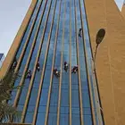 تنظيف واجهات زجاجيه ومباني