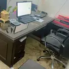 مكتب مع جهاز كمبيوتر